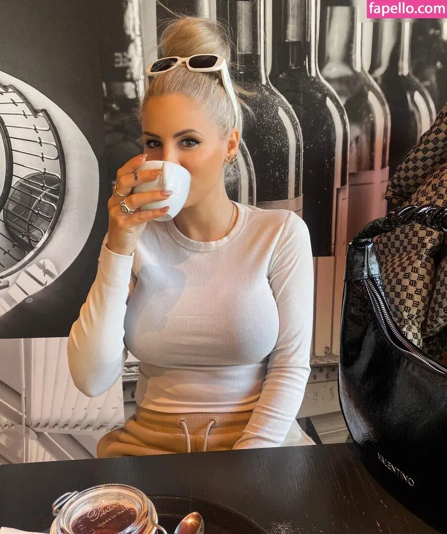 Viktória Metzker Onlyfans Photo Gallery 