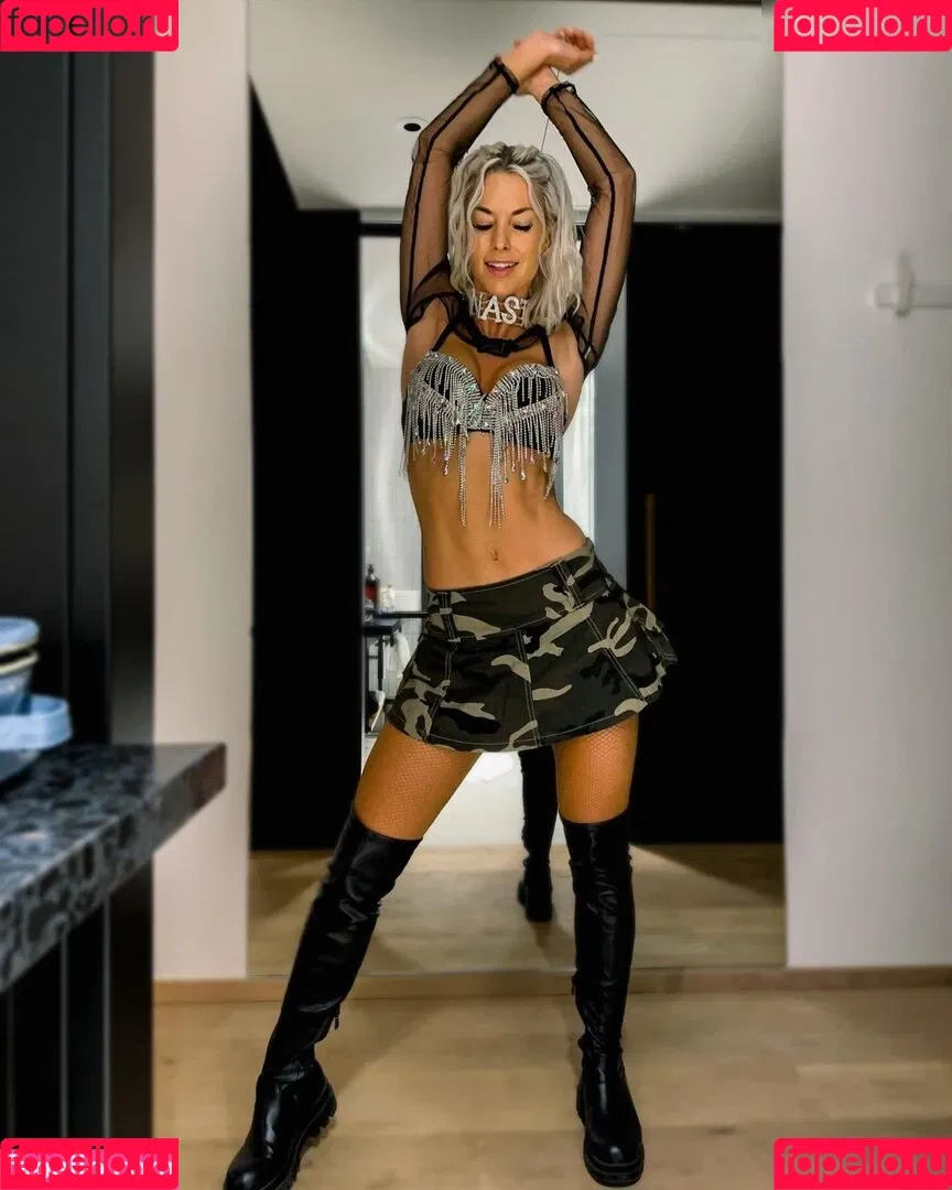 Isi Glück Onlyfans Photo Gallery 