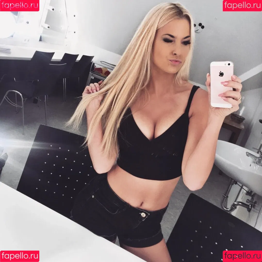 Isi Glück Onlyfans Photo Gallery 