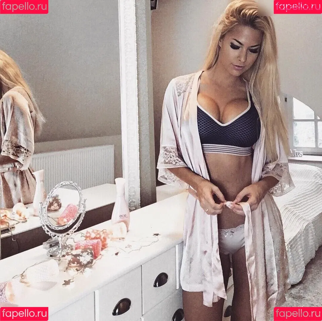 Isi Glück Onlyfans Photo Gallery 