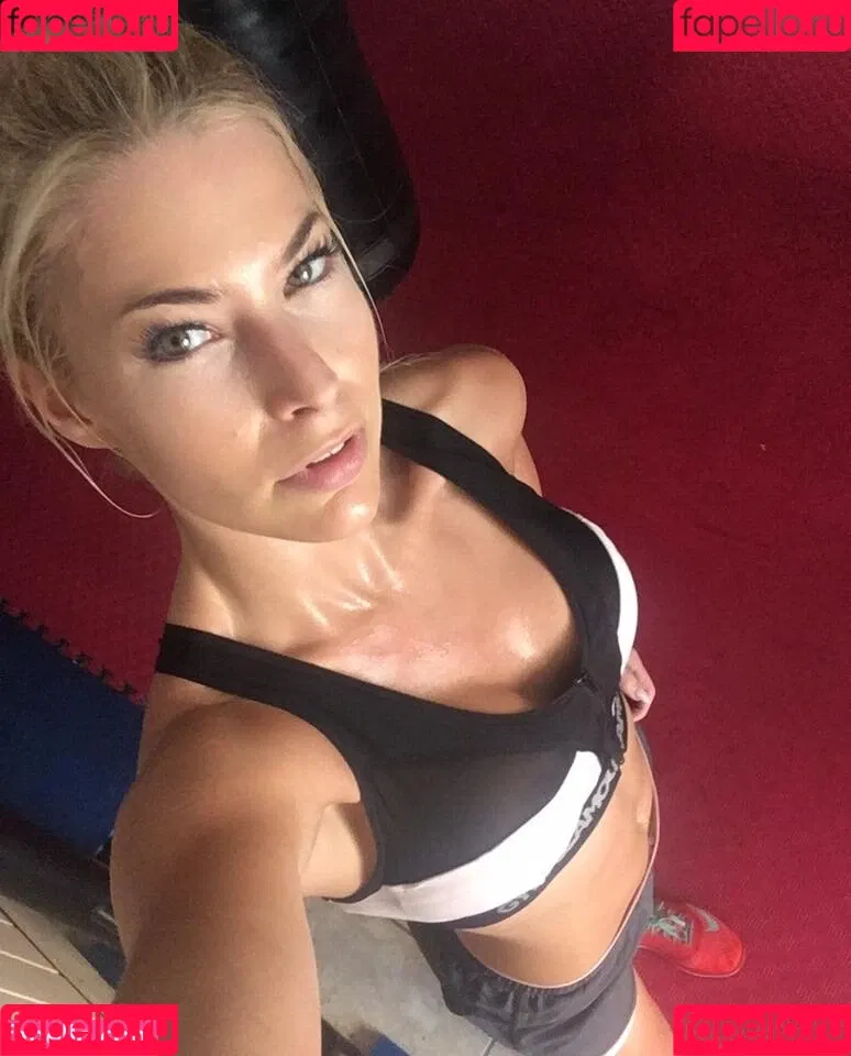 Isi Glück Onlyfans Photo Gallery 