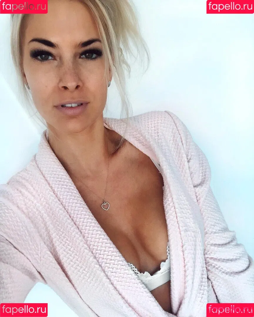 Isi Glück Onlyfans Photo Gallery 