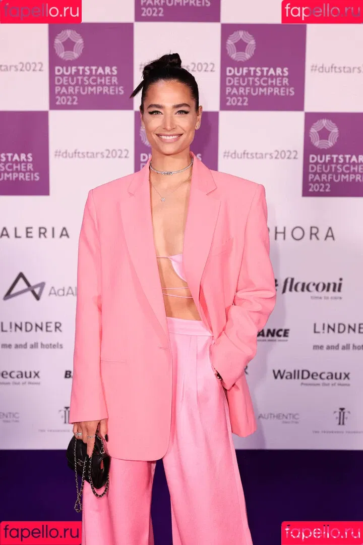 Amira Pocher Onlyfans Photo Gallery 