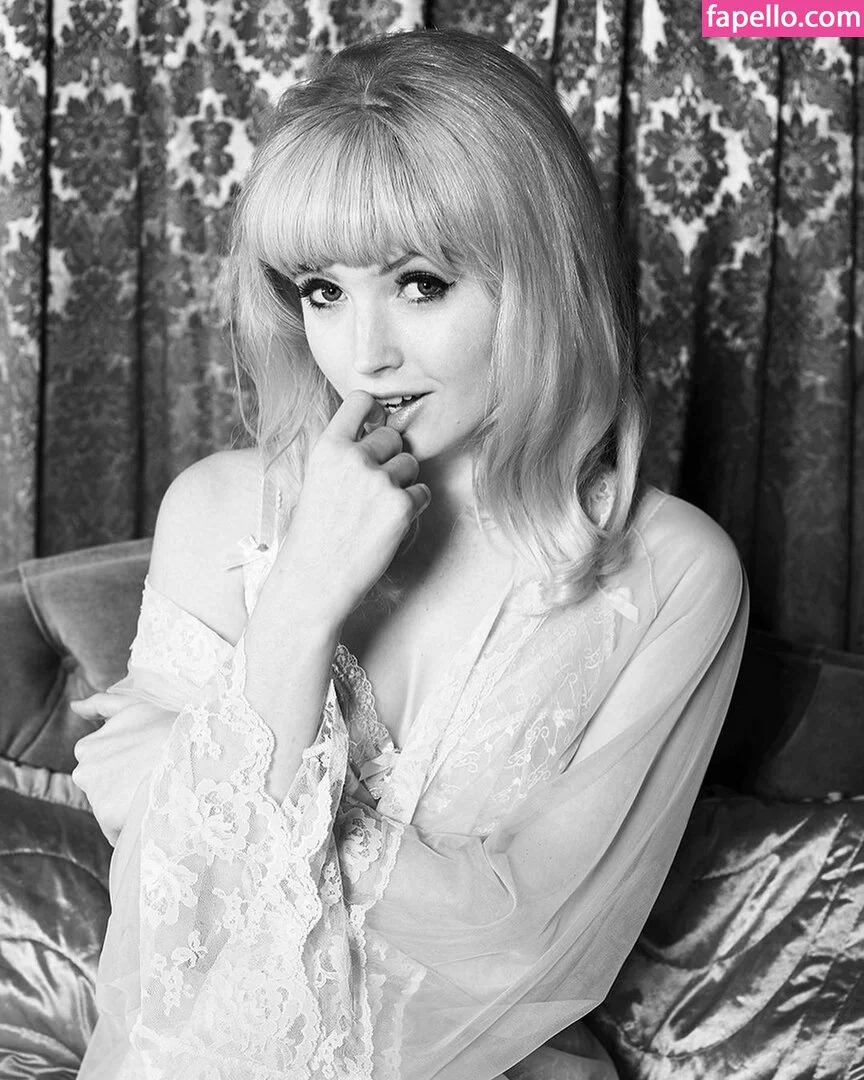 Ellie Bamber Onlyfans Photo Gallery 