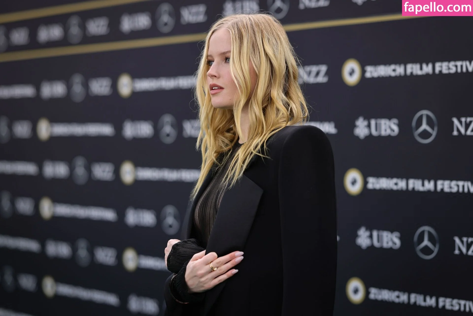 Ellie Bamber Onlyfans Photo Gallery 