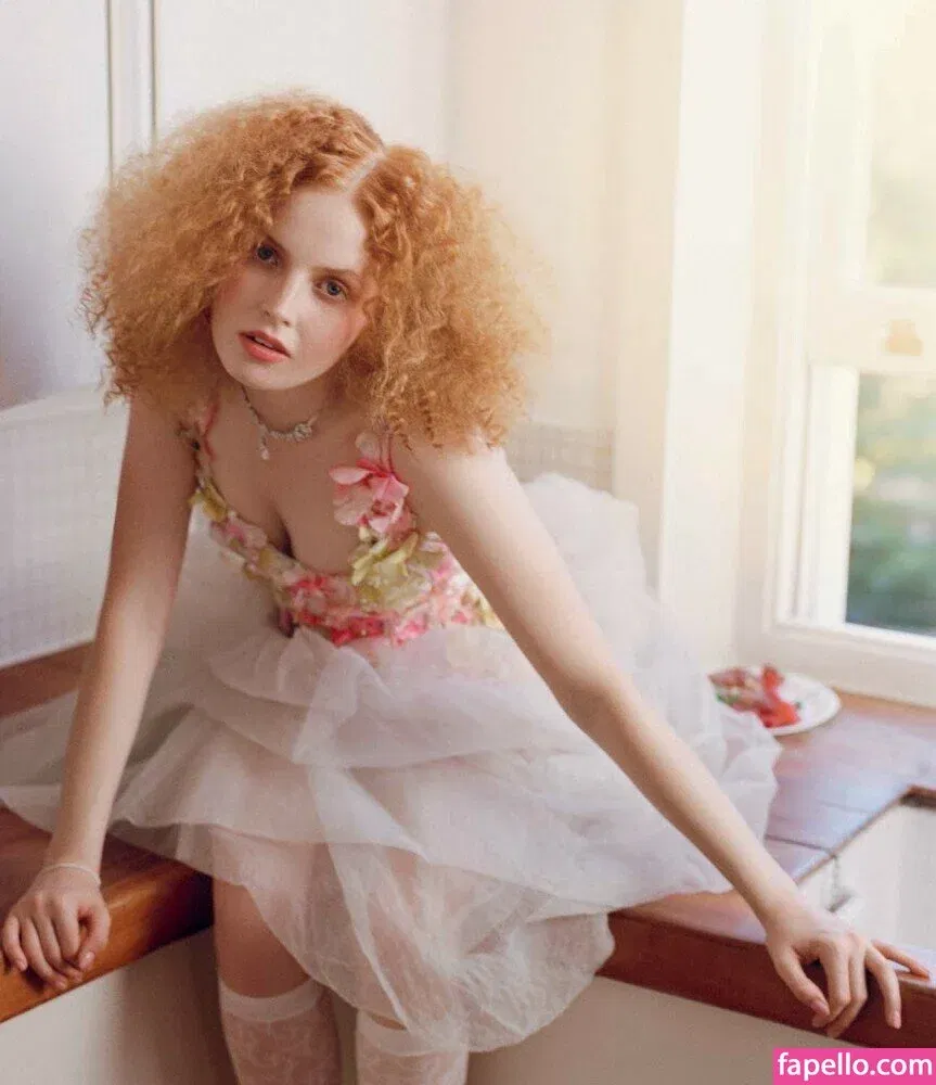 Ellie Bamber Onlyfans Photo Gallery 