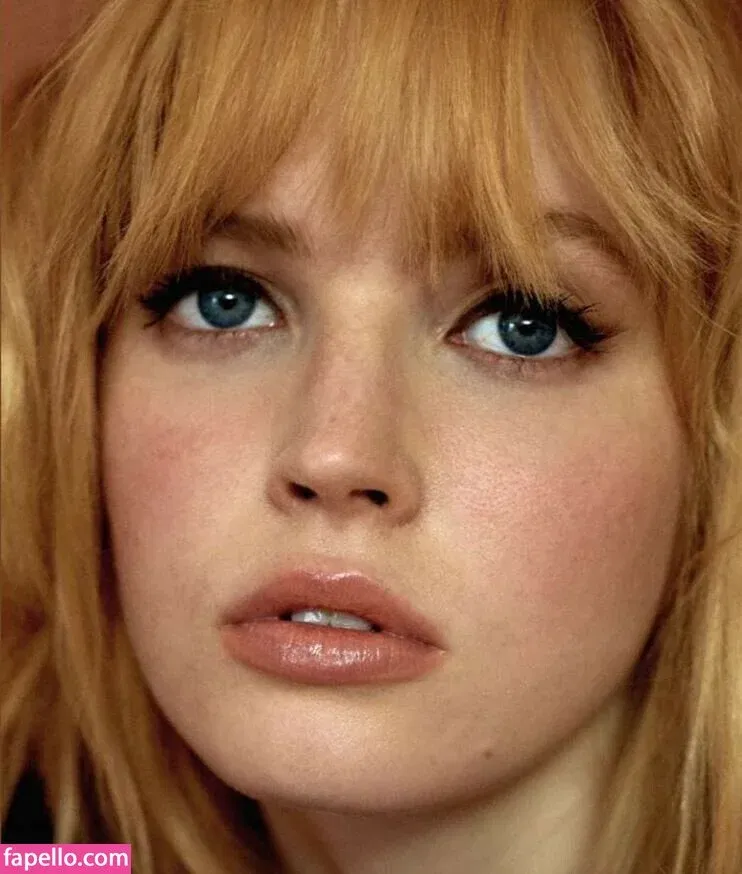 Ellie Bamber Onlyfans Photo Gallery 