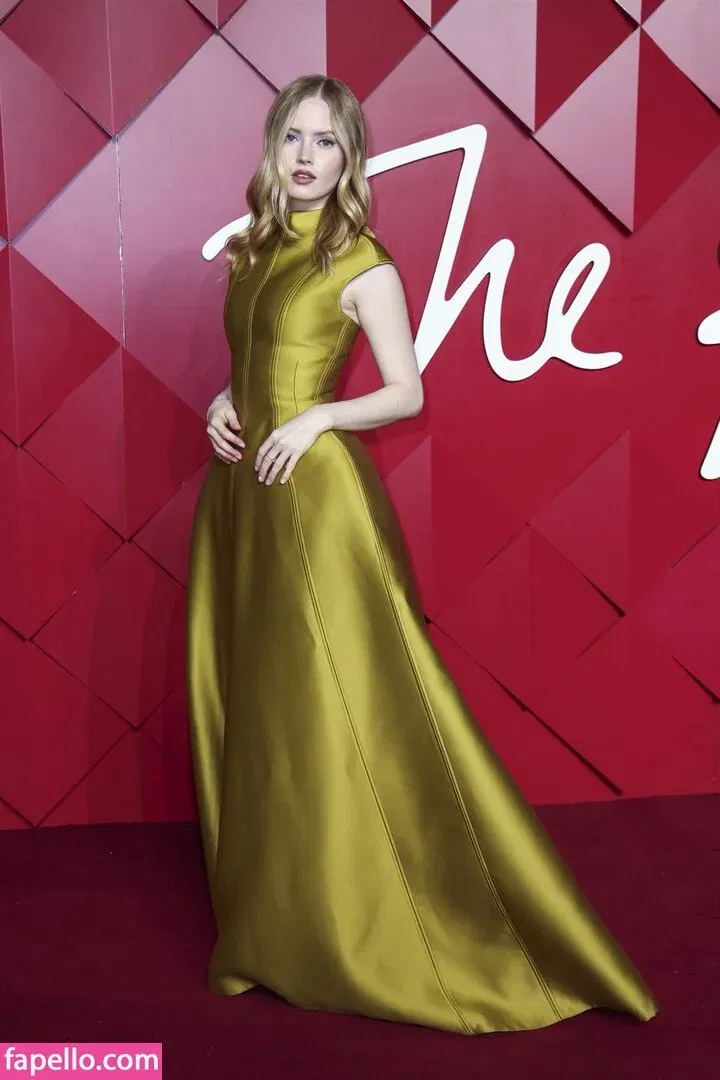 Ellie Bamber Onlyfans Photo Gallery 