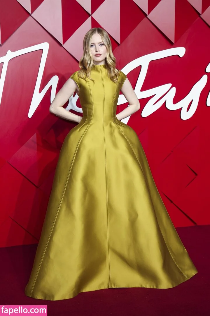 Ellie Bamber Onlyfans Photo Gallery 