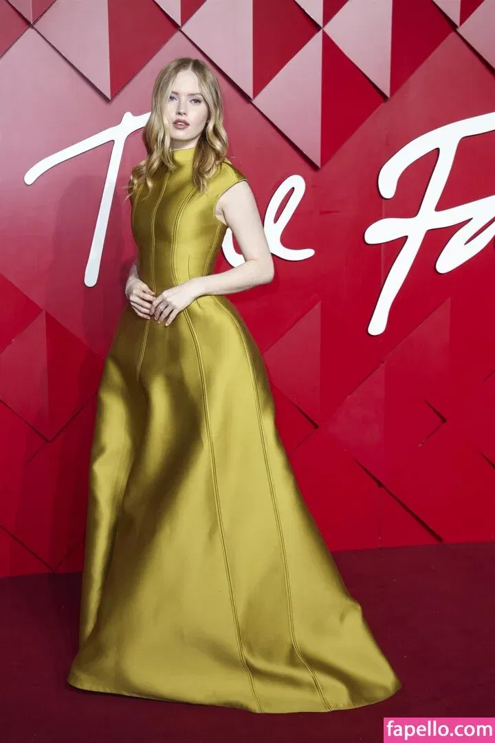 Ellie Bamber Onlyfans Photo Gallery 