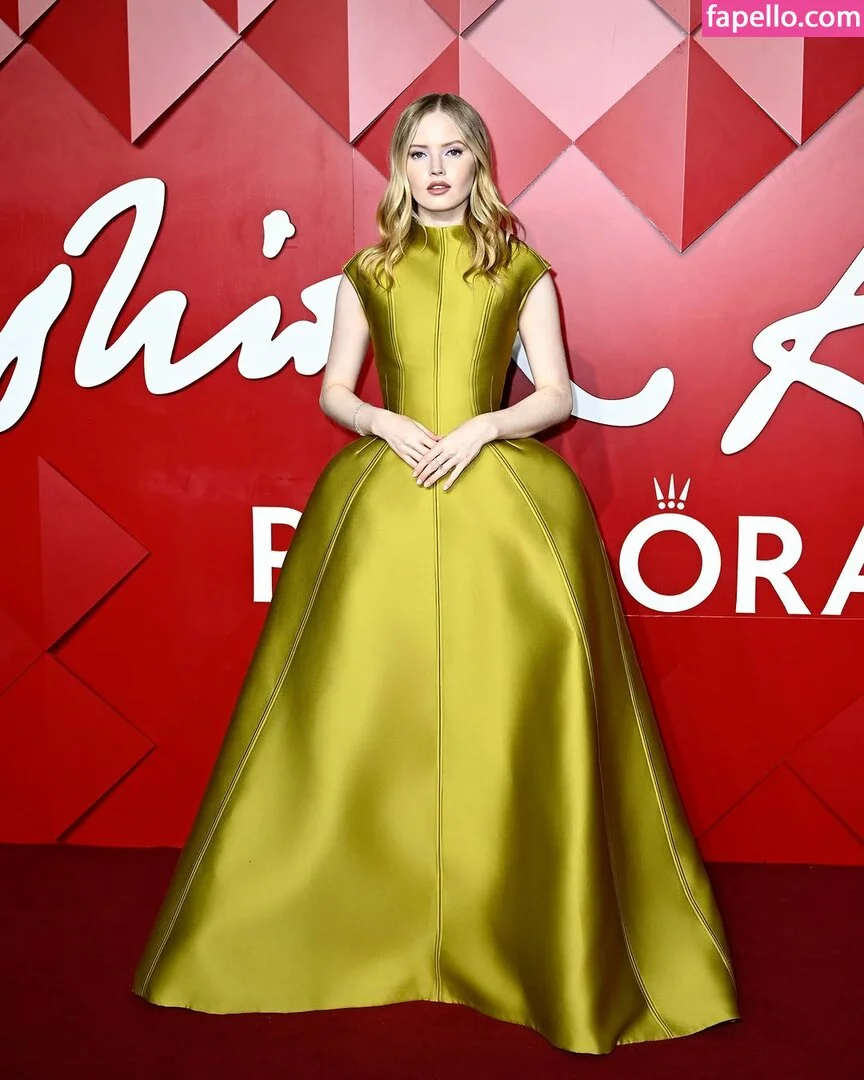 Ellie Bamber Onlyfans Photo Gallery 