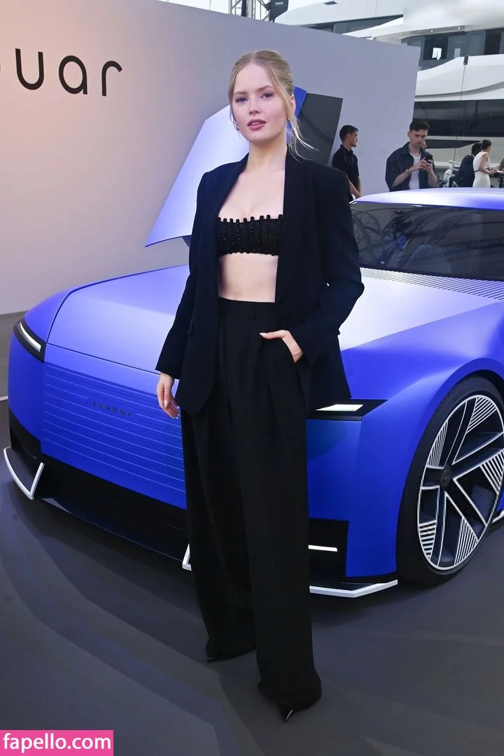 Ellie Bamber Onlyfans Photo Gallery 