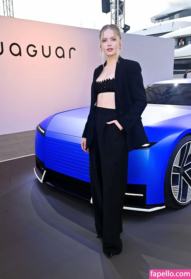 Ellie Bamber Onlyfans Photo Gallery 