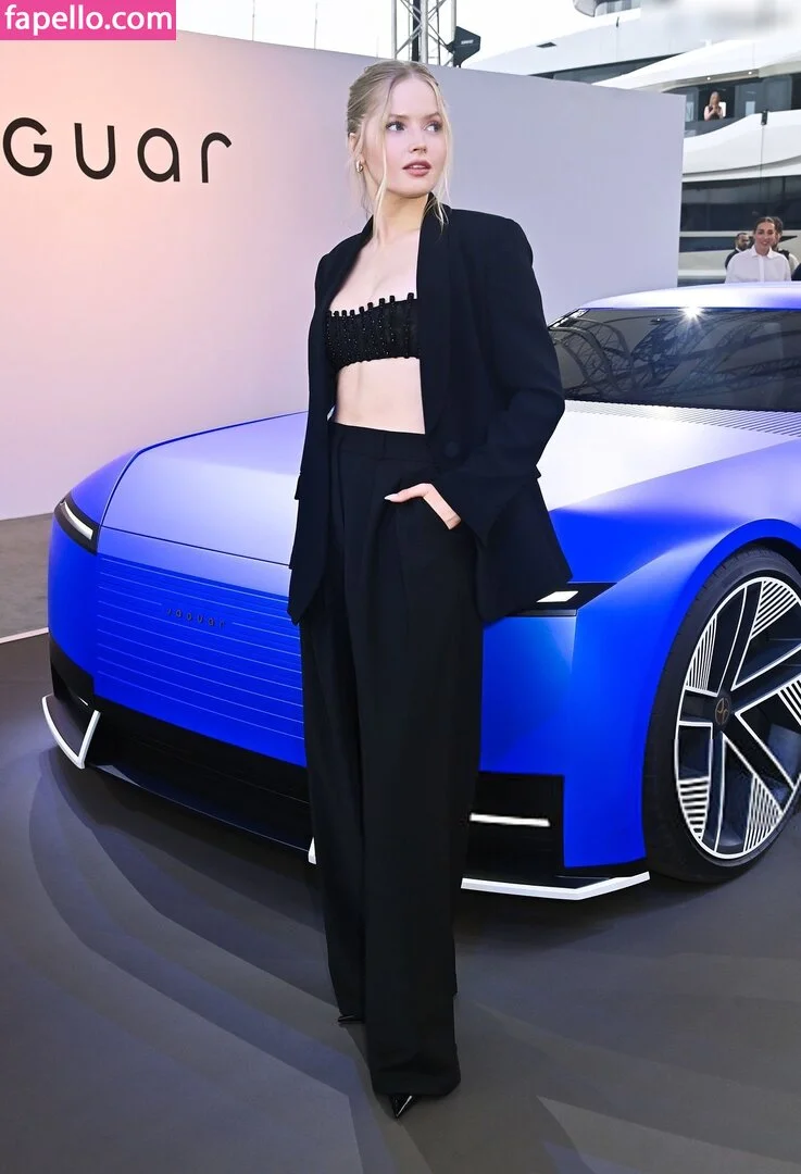 Ellie Bamber Onlyfans Photo Gallery 