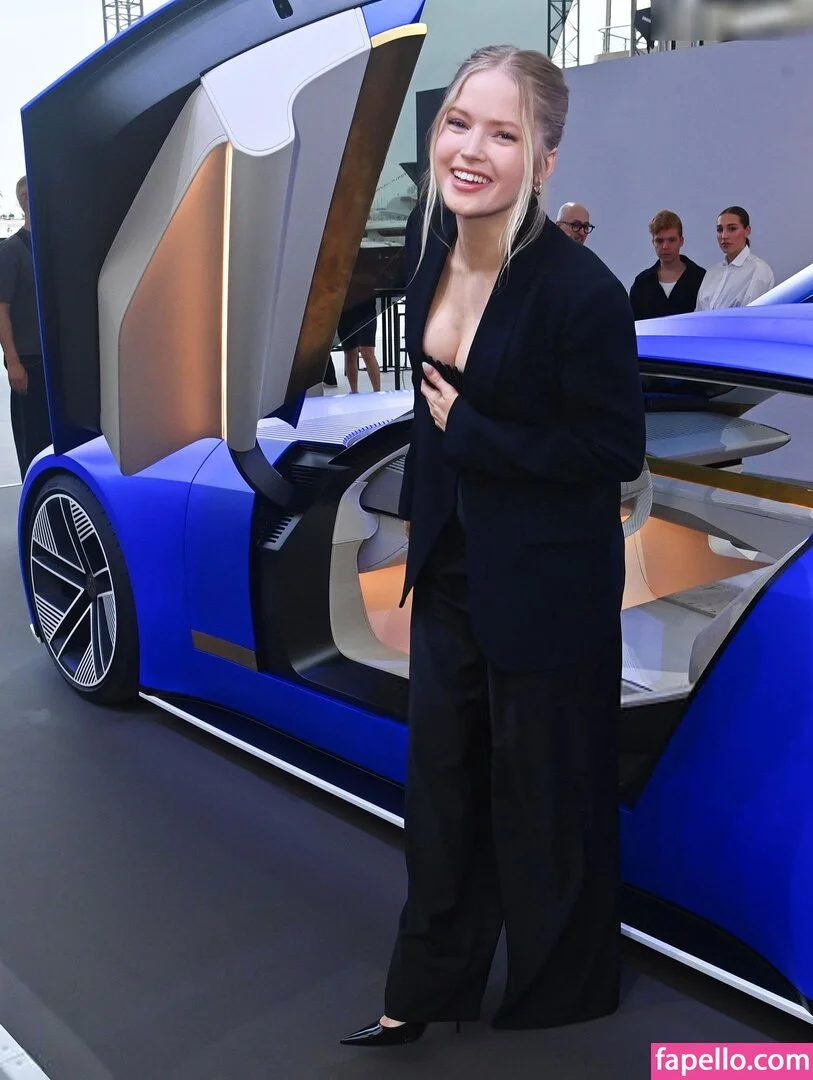 Ellie Bamber Onlyfans Photo Gallery 