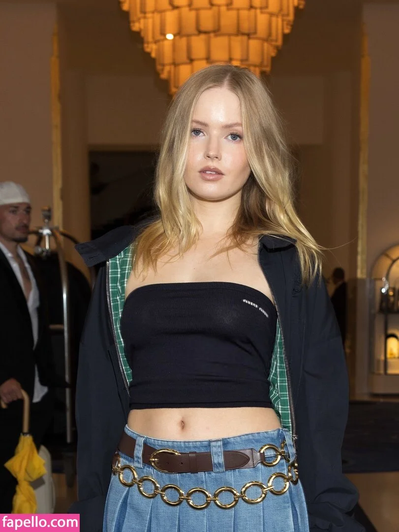 Ellie Bamber Onlyfans Photo Gallery 