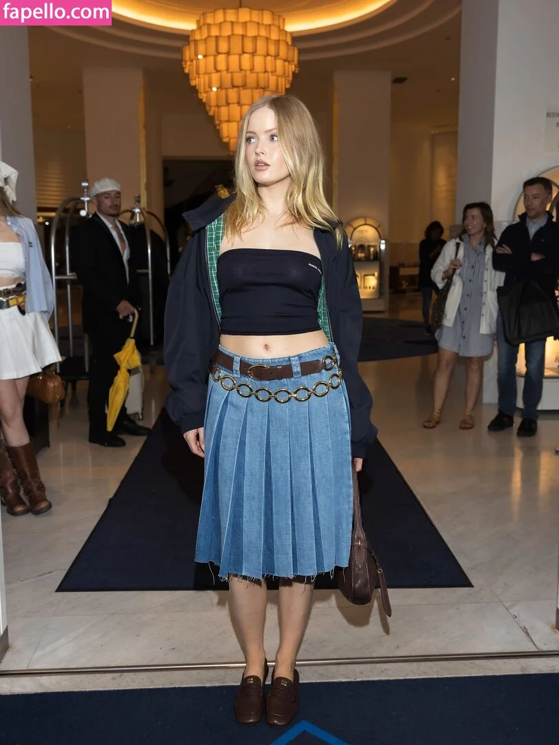 Ellie Bamber Onlyfans Photo Gallery 