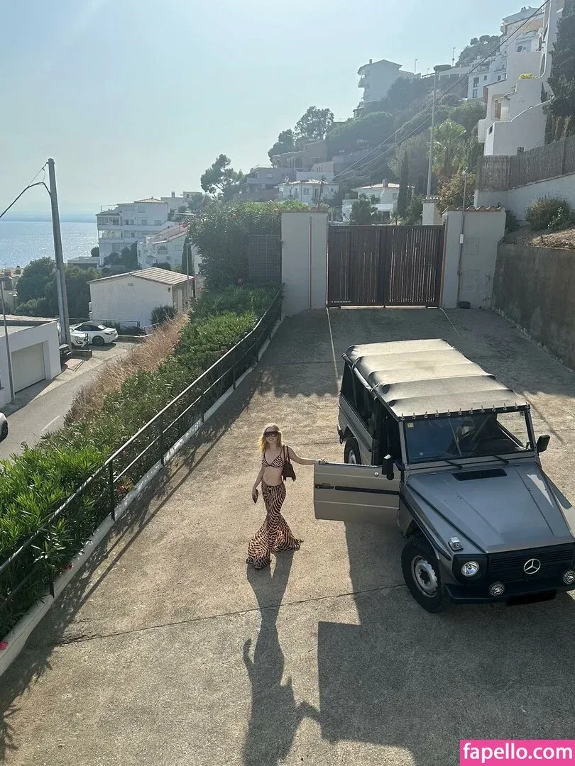 Ellie Bamber Onlyfans Photo Gallery 