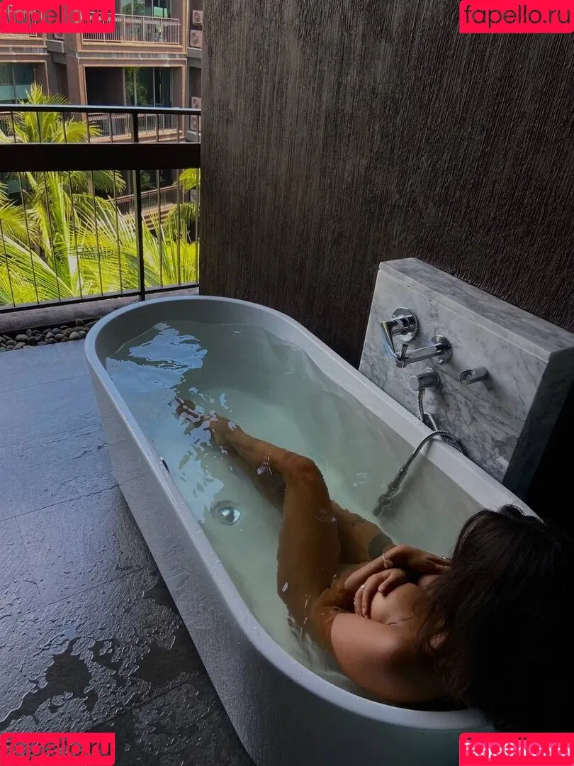 Thais-Yoga Onlyfans Photo Gallery 