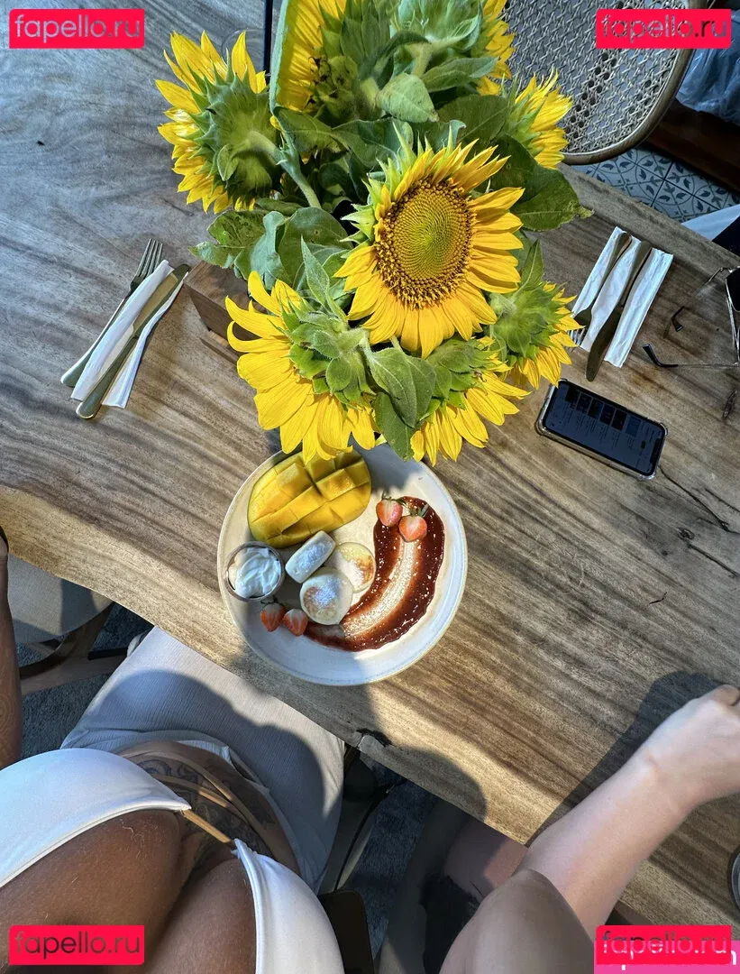 Thais-Yoga Onlyfans Photo Gallery 