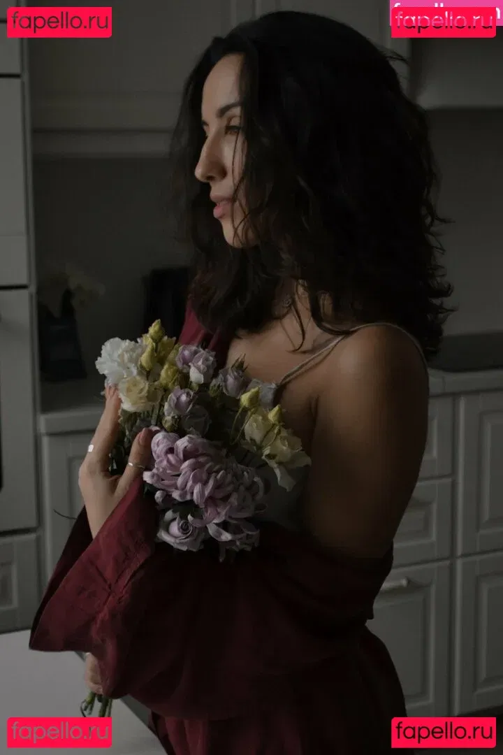 Thais-Yoga Onlyfans Photo Gallery 