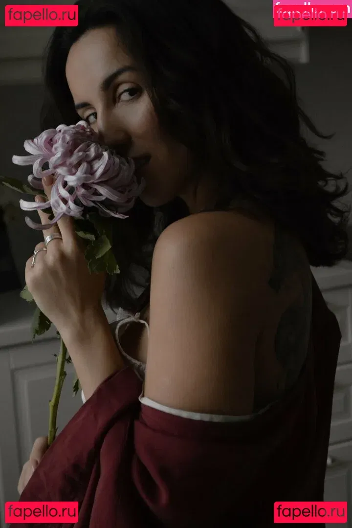 Thais-Yoga Onlyfans Photo Gallery 