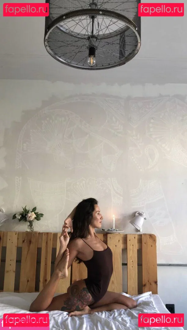 Thais-Yoga Onlyfans Photo Gallery 