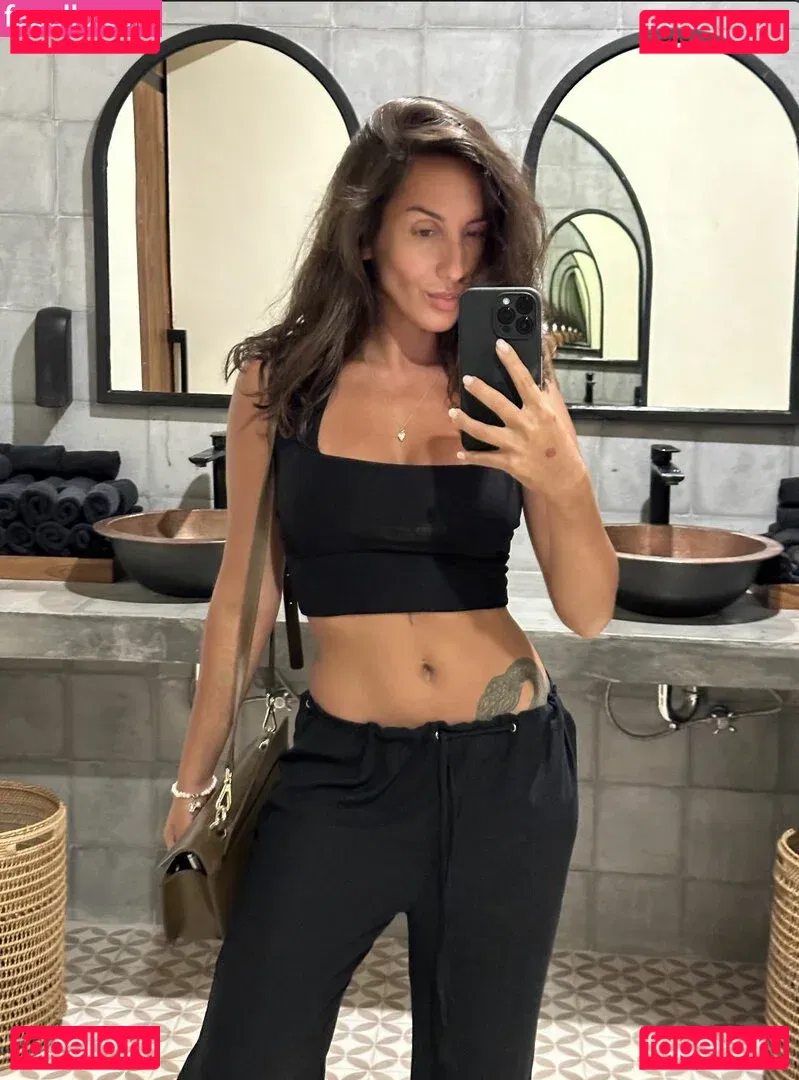 Thais-Yoga Onlyfans Photo Gallery 