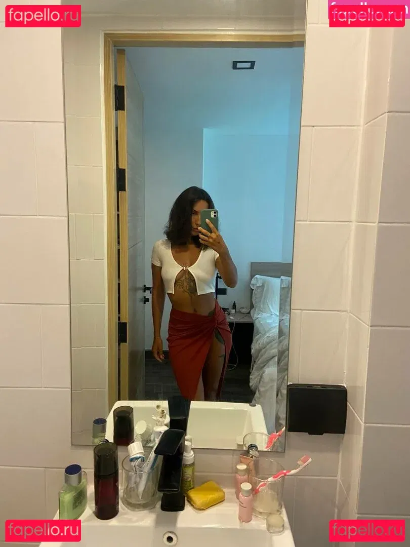 Thais-Yoga Onlyfans Photo Gallery 