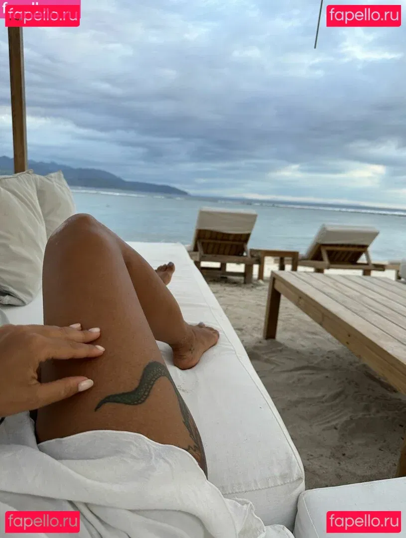 Thais-Yoga Onlyfans Photo Gallery 