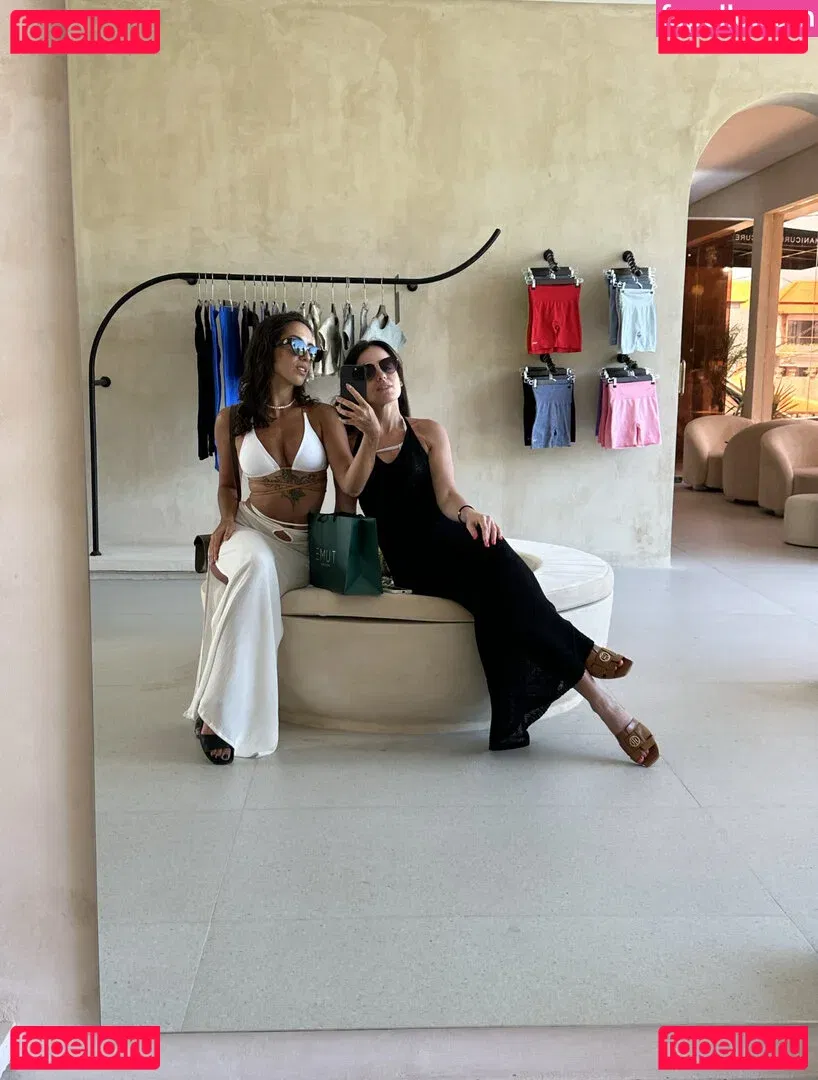 Thais-Yoga Onlyfans Photo Gallery 