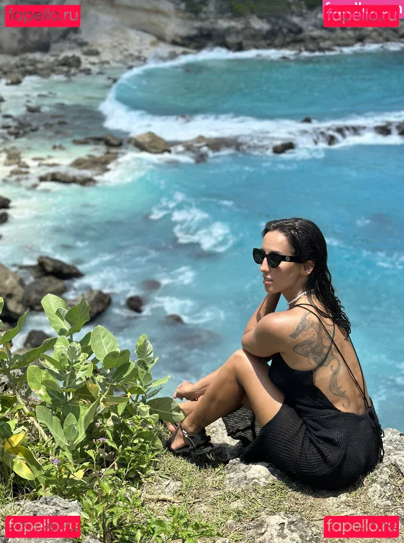 Thais-Yoga Onlyfans Photo Gallery 