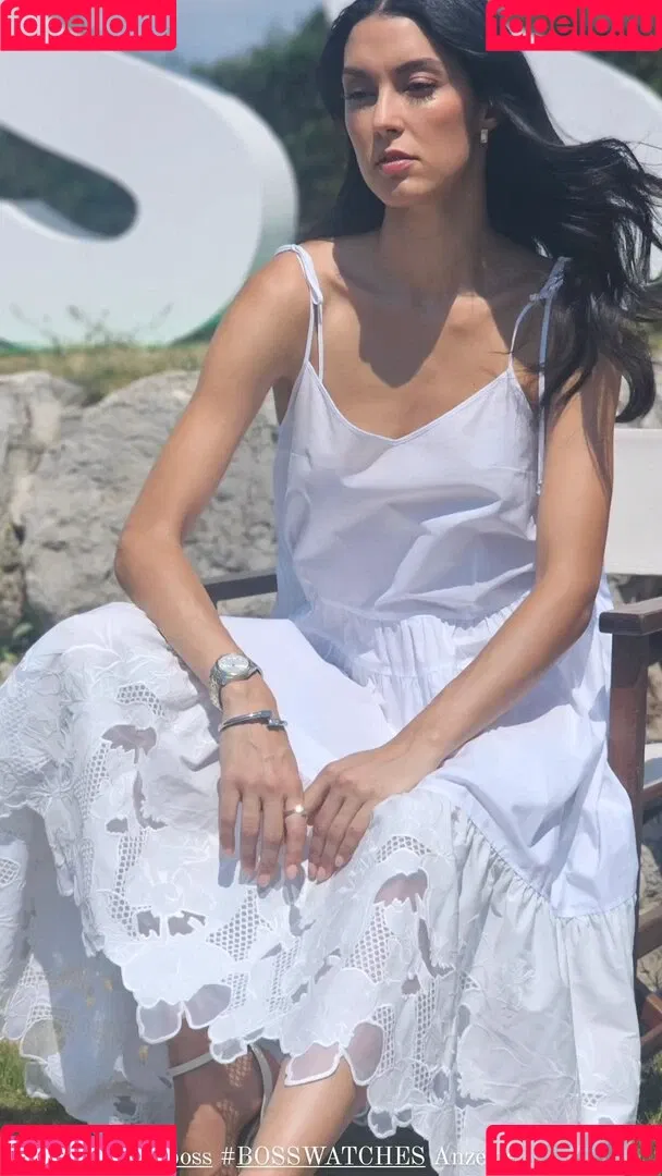 Rebecca Mir Onlyfans Photo Gallery 