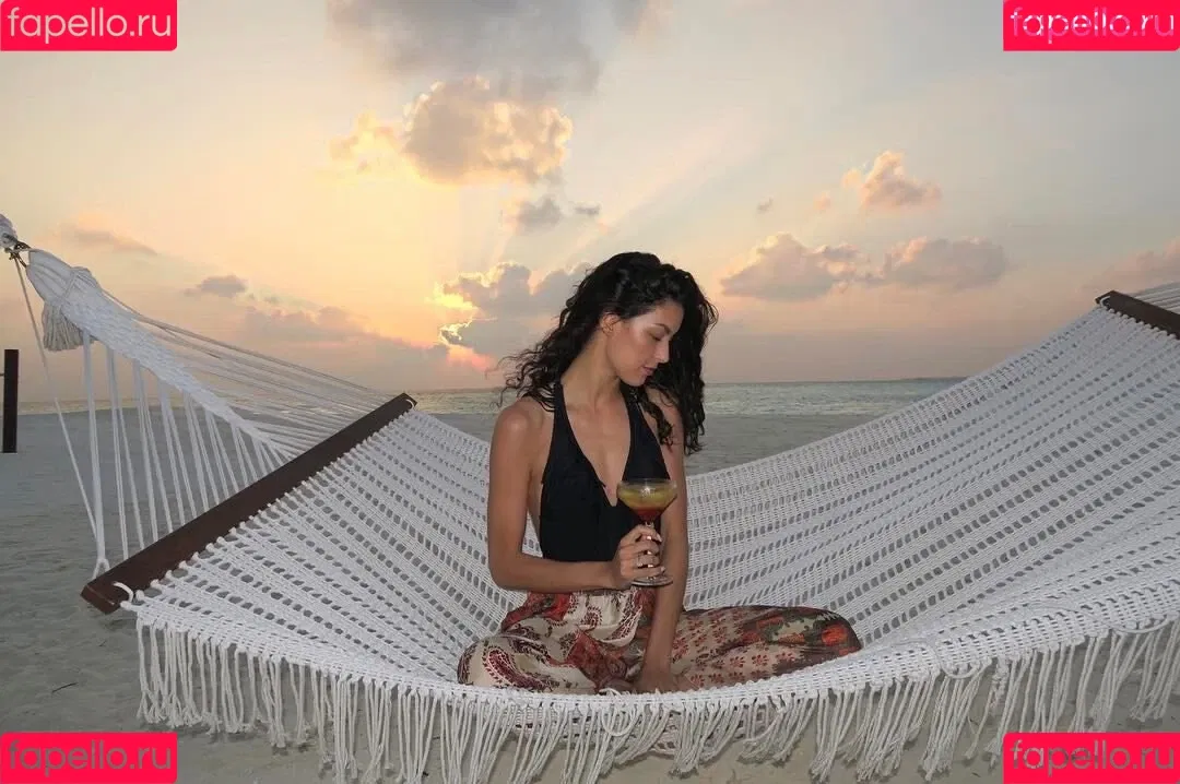 Rebecca Mir Onlyfans Photo Gallery 