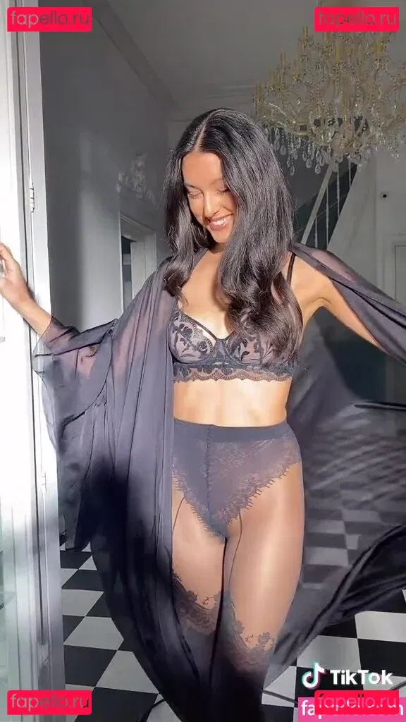 Rebecca Mir Onlyfans Photo Gallery 