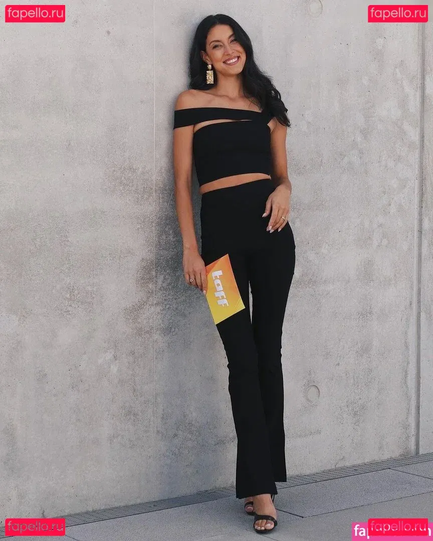 Rebecca Mir Onlyfans Photo Gallery 