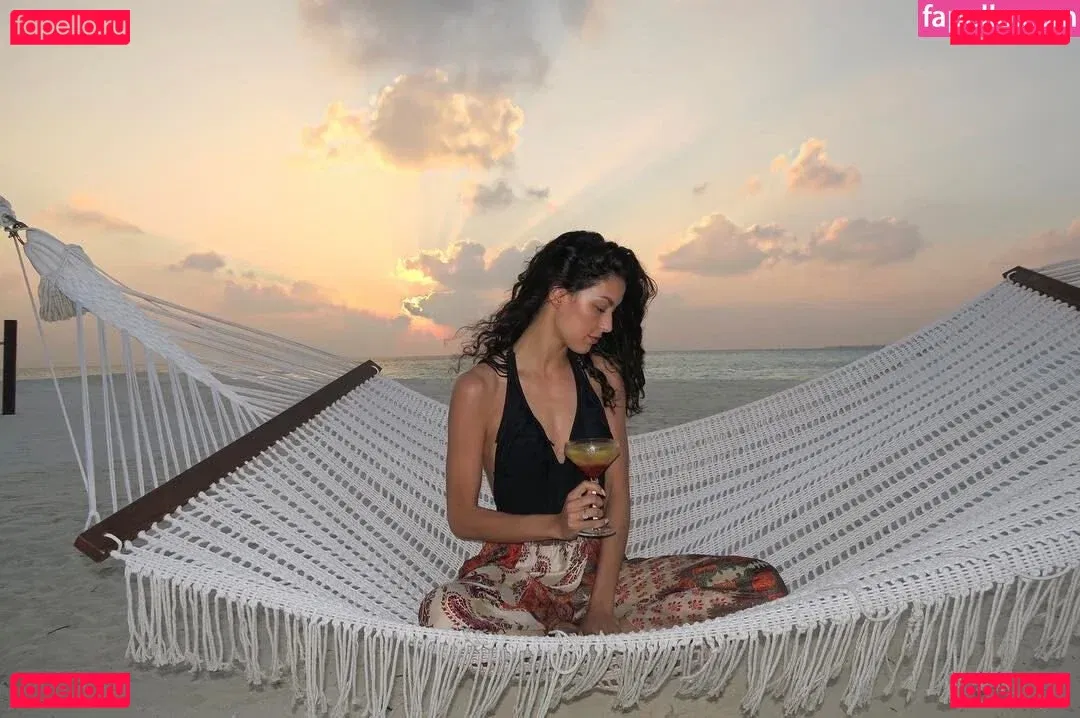 Rebecca Mir Onlyfans Photo Gallery 