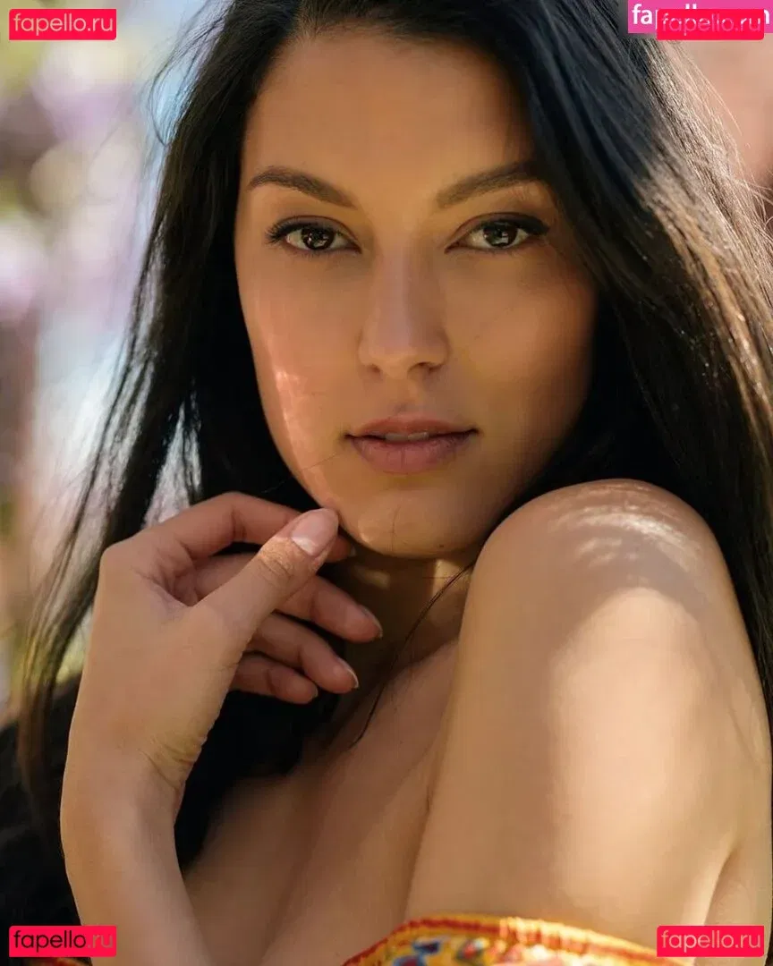 Rebecca Mir Onlyfans Photo Gallery 