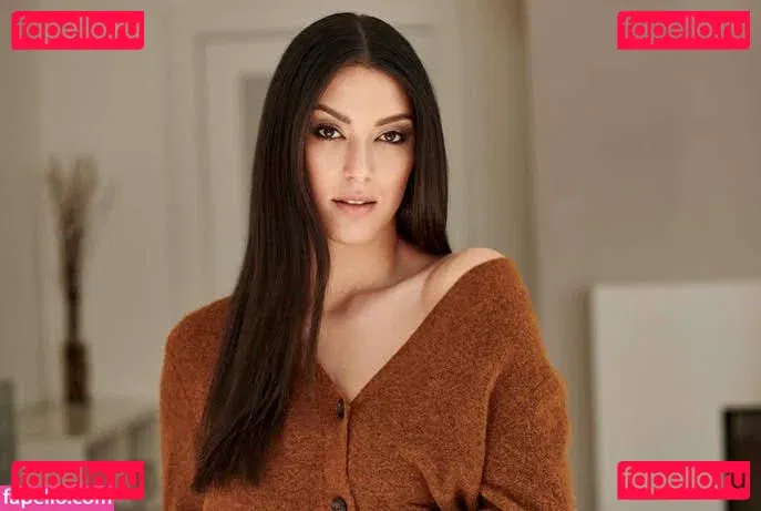 Rebecca Mir Onlyfans Photo Gallery 