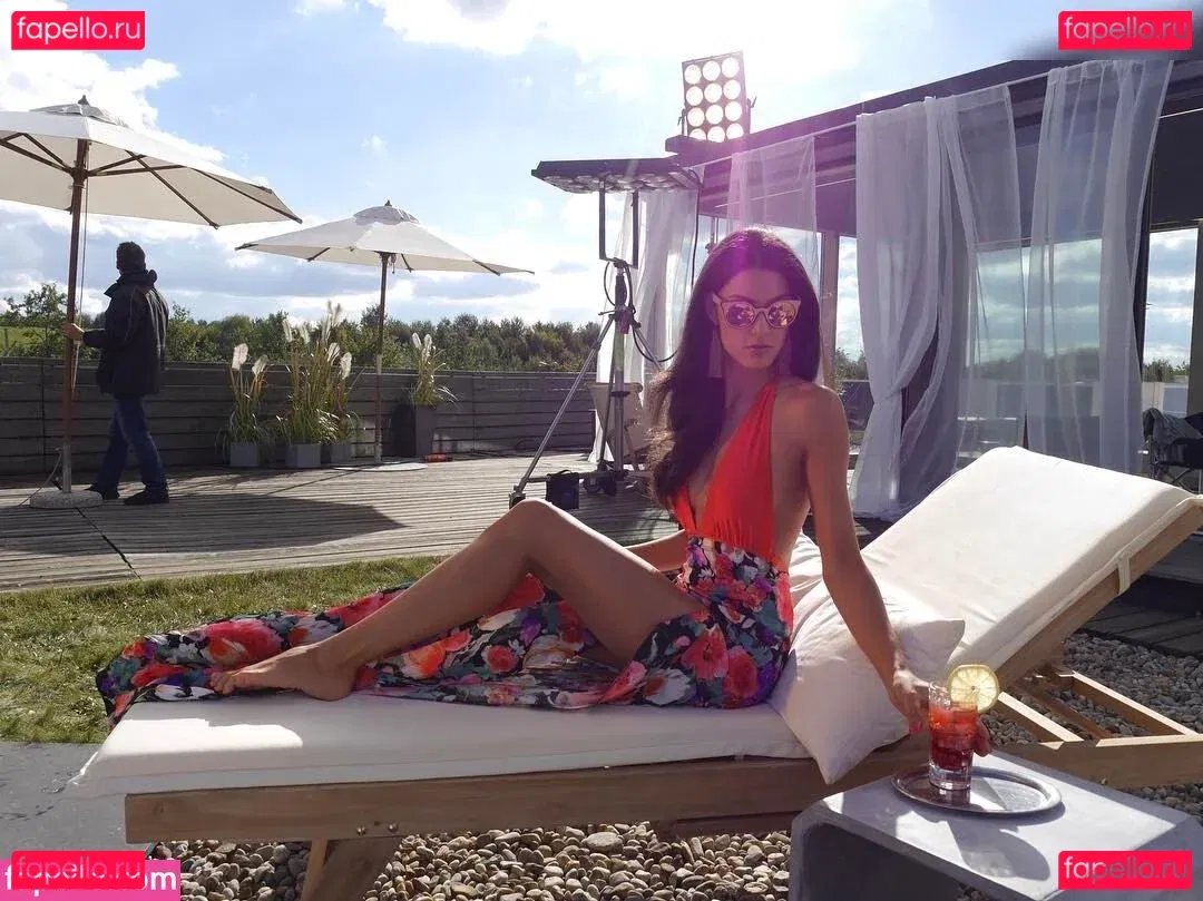 Rebecca Mir Onlyfans Photo Gallery 