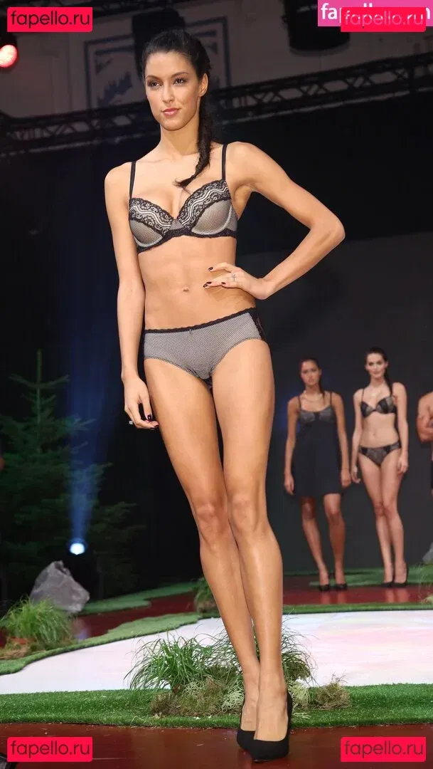 Rebecca Mir Onlyfans Photo Gallery 