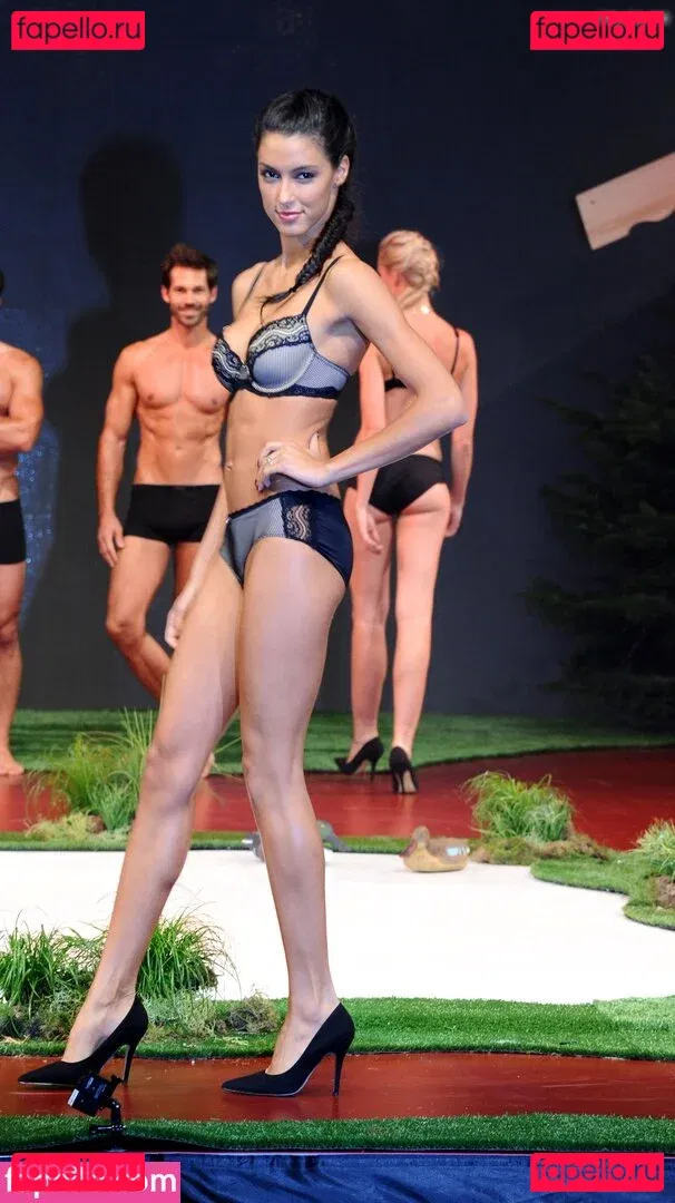 Rebecca Mir Onlyfans Photo Gallery 