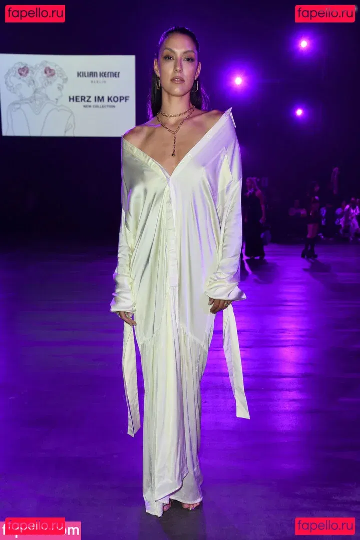 Rebecca Mir Onlyfans Photo Gallery 