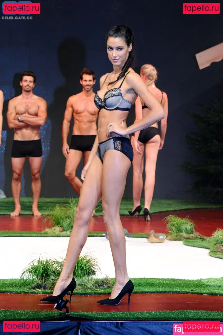 Rebecca Mir Onlyfans Photo Gallery 