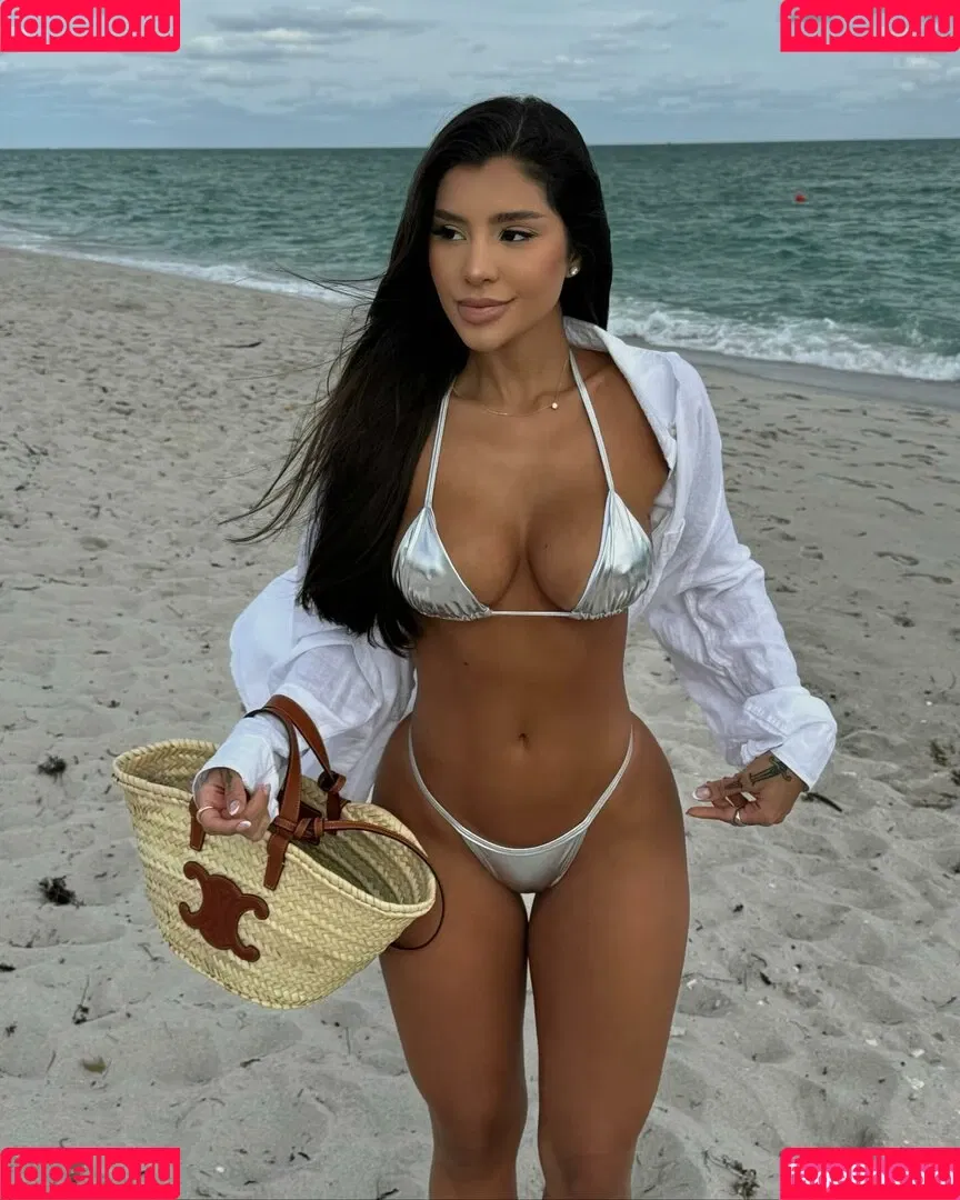 Yris Araujo Onlyfans Photo Gallery 