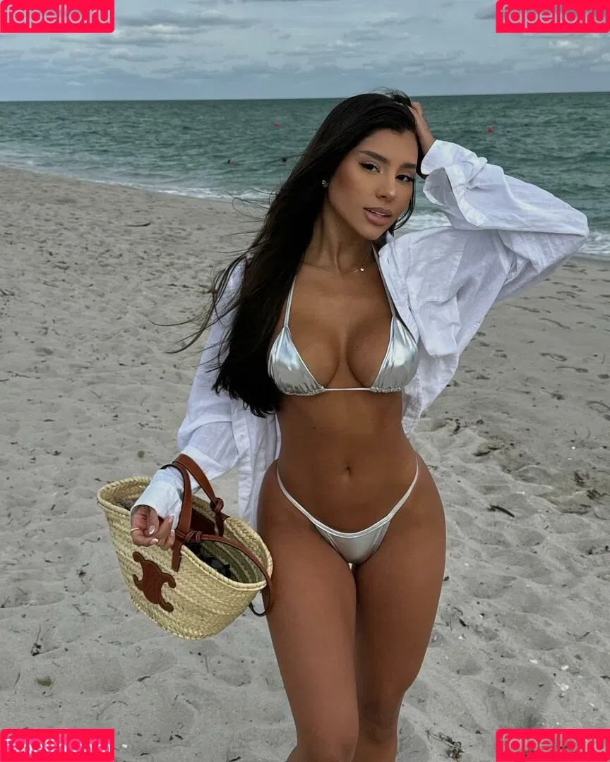 Yris Araujo Onlyfans Photo Gallery 