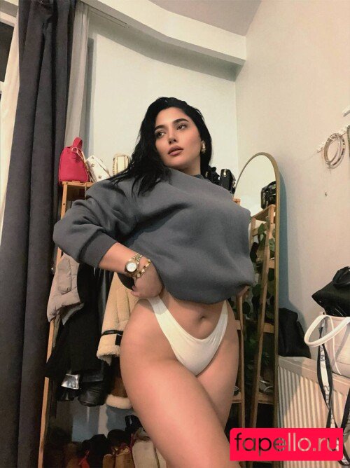 Sarem Uysal Nude Onlyfans Photo 18