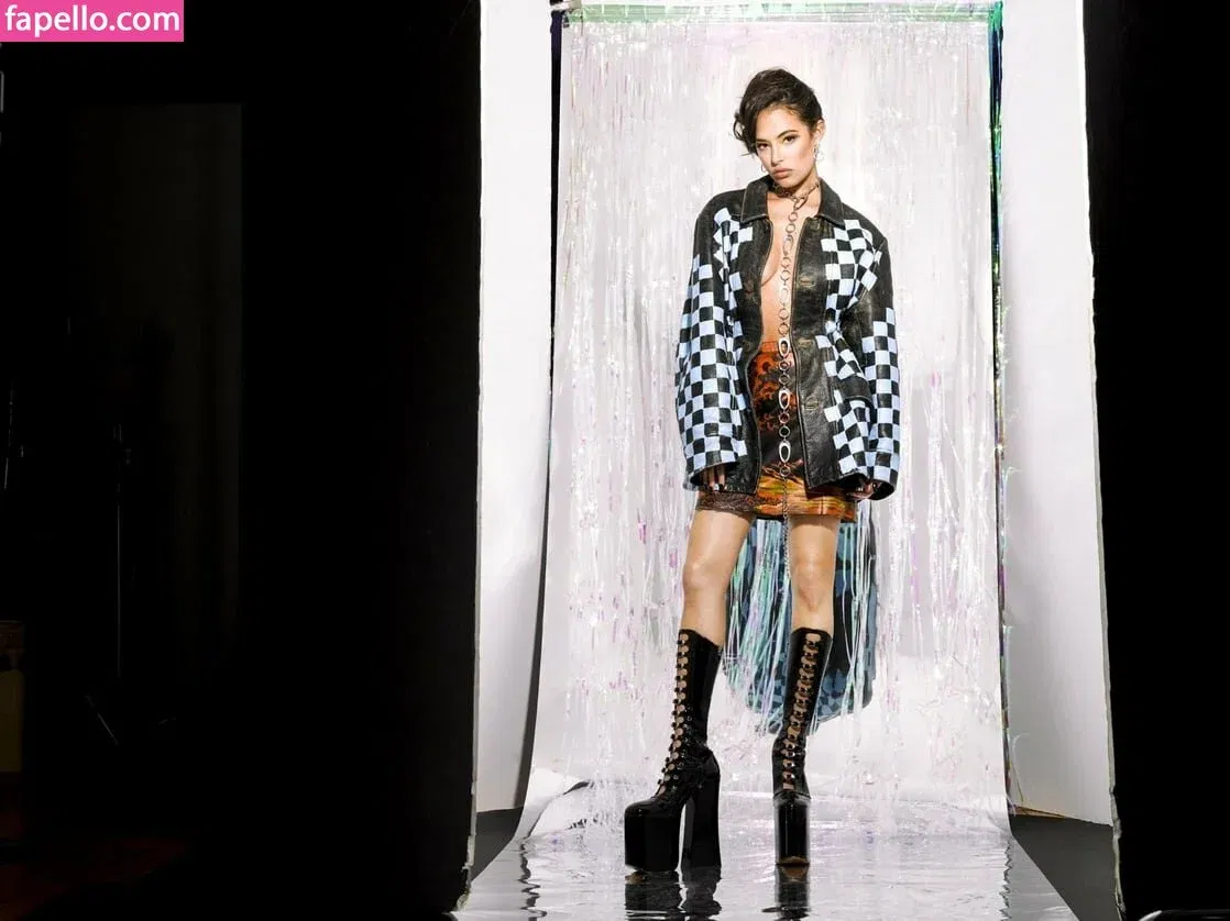 Chloe Bridges Onlyfans Photo Gallery 