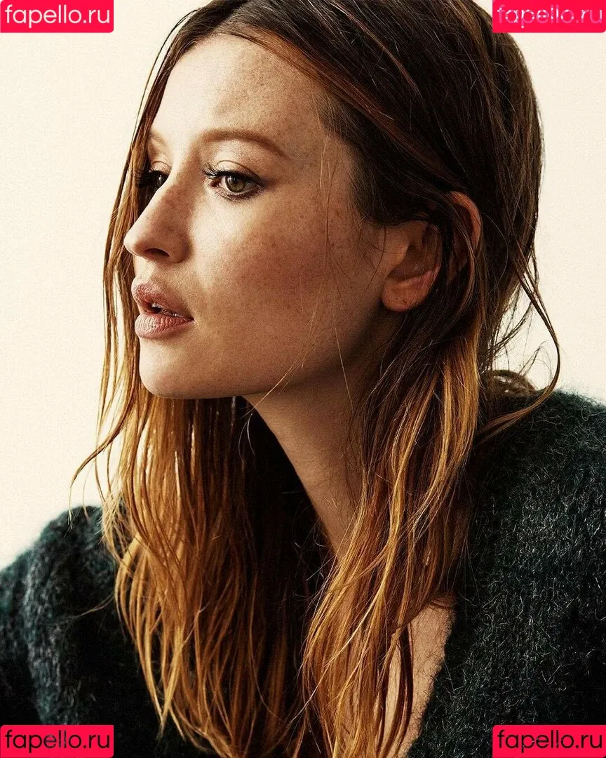 Emily Browning Onlyfans Photo Gallery 