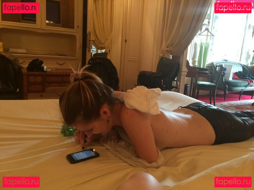 Emily Browning Onlyfans Photo Gallery 